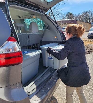A person loading a box into a carAI-generated content may be incorrect.